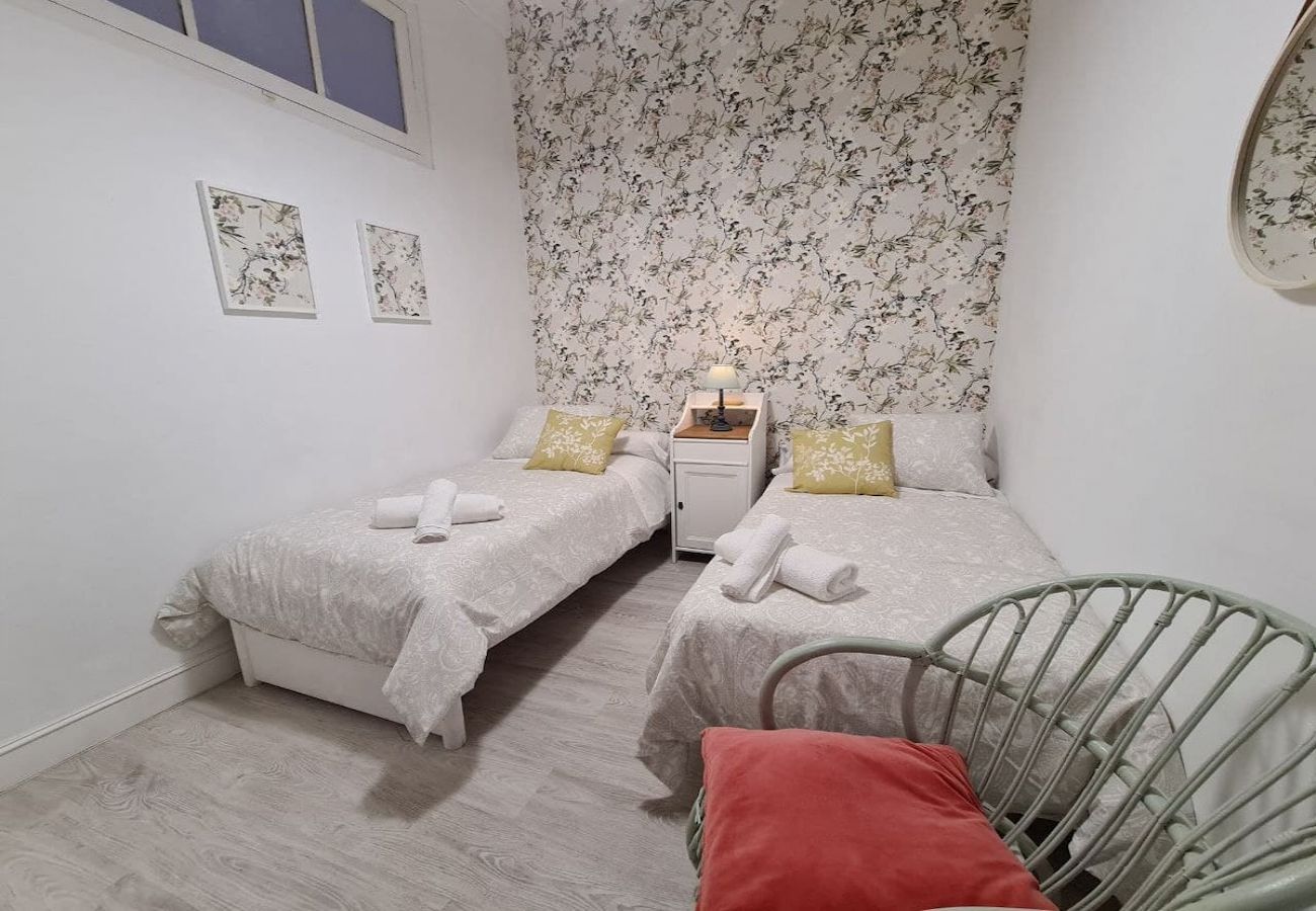 Apartamento en Gijón - 122A   Emblemática vivienda en Playa San Lorenzo